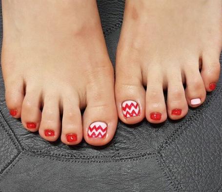 显白脚趾甲图片2017