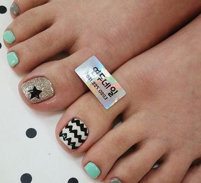 显白脚趾甲图片2017