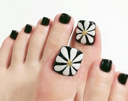 显白脚趾甲图片2017