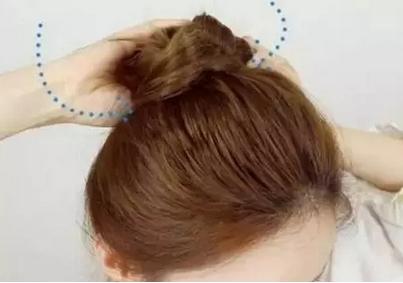 夏季丸子头扎法图解 夏季丸子头扎法图解