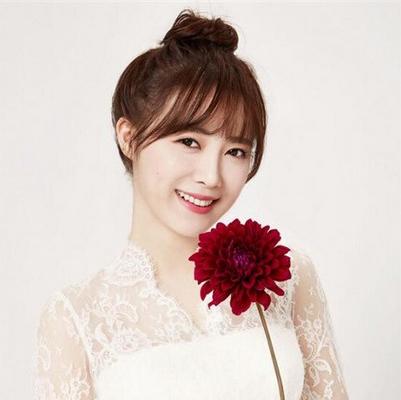 夏季盘发发型扎法