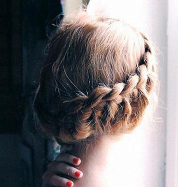 夏季盘发发型扎法