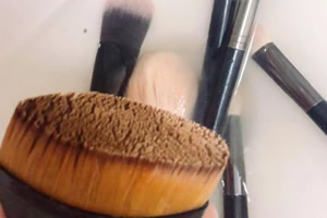 粉底刷真的比美妆蛋好用吗(底妆流行性强用粉底刷)